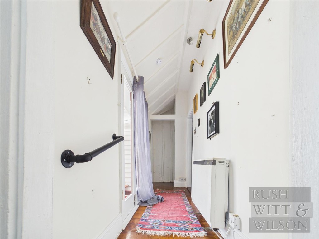 Lot: 123 - SEMI-DETACHED COTTAGE FOR REFURBISHMENT WITH FAR REACHING VIEWS - Hallway